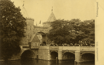 221859 Gezicht op de gereconstrueerde Tolsteegpoort bij de Tolsteegbrug over de Stadsbuitengracht te Utrecht, onderdeel ...